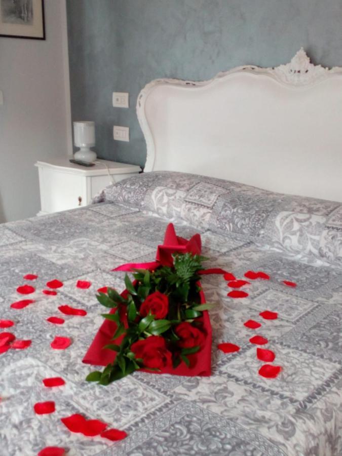 B&B Rosalu - Adults Only Сирмионе Екстериор снимка